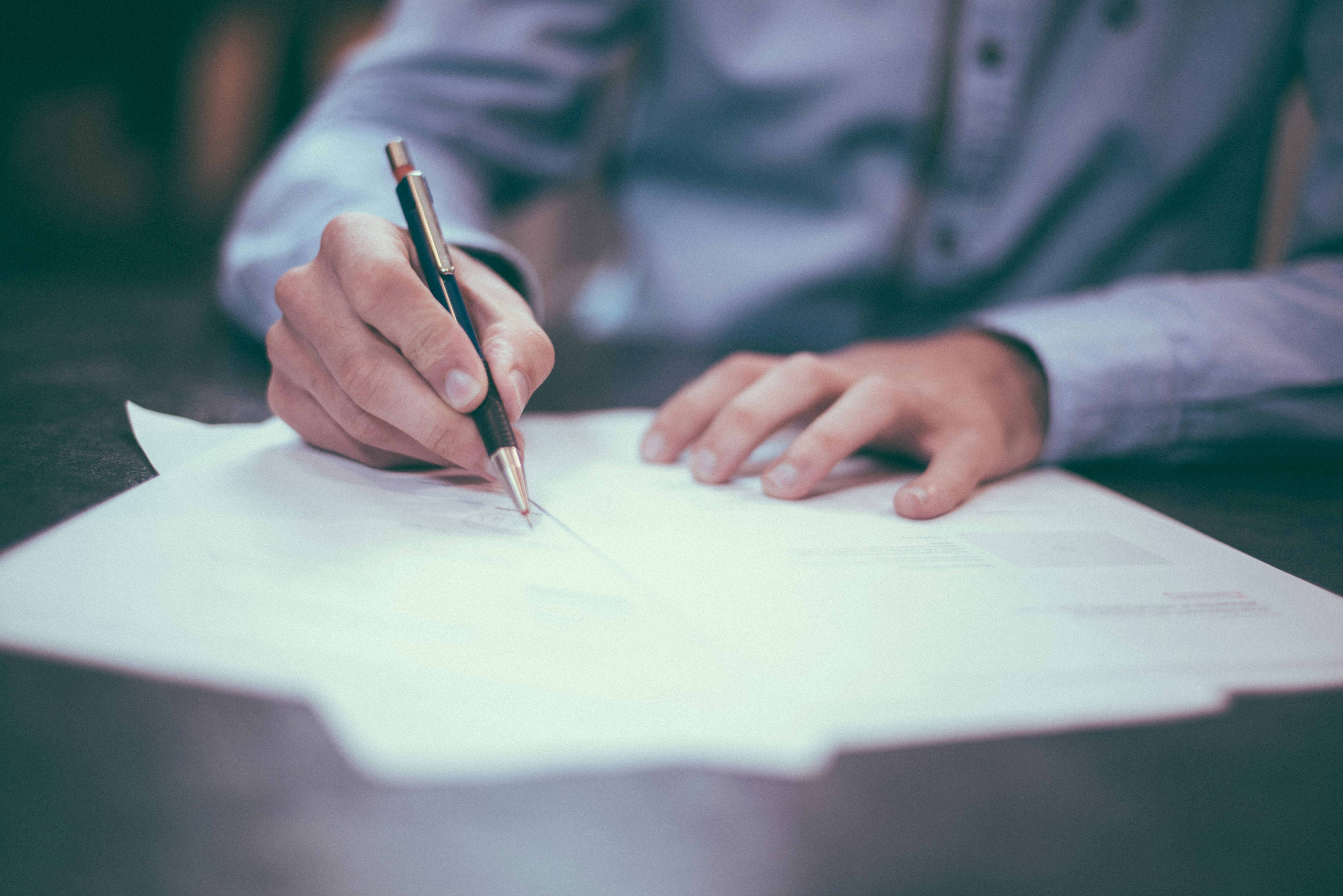 Revisão e Elaboração de Contratos